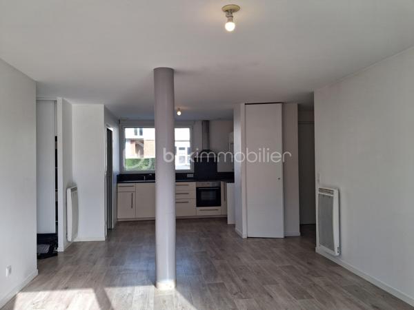 😎SAINT-LÔ CENTRE-VILLE – APPARTEMENT ENTIÈREMENT RÉNOVÉ AVEC TERRASSE ET GRANDE CAVE DE 50 m² !

BIEN RARE À LA VENTE – EMPLACEMENT PRIVILÉGIÉ À DEUX PAS DU LYCÉE LE VERRIER ET À 5 MINUTES À PIED DES COMMERCES !

🚨Vous recherchez un appartement rénové, idéalement situé en plein cœur de Saint-Lô, alliant confort, praticité et potentiel ? Ne passez pas à côté de cette belle opportunité !

Situé au rez-de-chaussée d'un immeuble en copropriété, à seulement 100 mètres du lycée Le Verrier et à 5 minutes à pied du centre-ville et de ses commerces, cet appartement de 58 m² entièrement refait à neuf séduira par sa situation exceptionnelle et ses nombreux atouts. 
Le système d'assainissement est au tout à l'égout. 
Les charges de co-propriété sont de environ 150 € mensuels. Pas de travaux à prévoir pour les futurs acquéreurs!!!
La taxe foncière est de 584 €

Dès l'entrée, vous découvrirez un agréable séjour-salon exposé plein sud, baigné de lumière et ouvert sur une cuisine aménagée et équipée, offrant un espace de vie convivial et fonctionnel.
Des placards sont intégrés dans divers espaces pour optimiser le rangement de vos vêtements et objets.
Un couloir dessert une chambre, une salle d'eau ainsi qu'un WC indépendant.
Pour profiter des beaux jours, une terrasse vous permettra de savourer votre café au soleil, un véritable privilège en plein centre-ville !

Les atouts qui font la différence :
➕Appartement entièrement rénové, prêt à vivre.
➕Exposition sud pour un espace de vie lumineux.
➕Terrasse agréable en cœur de ville.
➕DPE classé C, pour un logement peu énergivore.
➕Chauffage électrique individuel.
➕Grande cave privative de 50 m² en sous-sol, offrant un espace de stockage particulièrement appréciable.
➕Emplacement idéal, à proximité immédiate des établissements scolaires, des commerces et des commodités.

UN APPARTEMENT, DE MULTIPLES POSSIBILITÉS !
Parfaitement adapté à différents projets de vie et d'investissement, ce bien conviendra aussi bien :
✅ un investisseur recherchant un bien pour de la location.
✅ un étudiant souhaitant bénéficier d'un emplacement pratique.
✅un célibataire ou un jeune couple sans enfant.
✅un primo-accédant souhaitant devenir propriétaire.
✅des retraités privilégiant la proximité des commerces et une vie quotidienne facilitée.

Que vous recherchiez votre résidence principale ou un investissement locatif, cet appartement offre une combinaison particulièrement intéressante : rénovation récente, extérieur privatif, grande cave et emplacement central.

Une visite s'impose pour découvrir tout le potentiel de cet appartement. 
Contactez-moi sans tarder pour organiser votre visite !

💰Prix 120 750 € FAI à la charge du vendeur
☎️07.65.67.70.58
📧s.gorregues@bskimmobilier.com
Les informations sur les risques auxquels ce bien est exposé sont disponibles sur le site Géorisques : www.georisques.gouv.fr
EI Stéphane Gorréguès
Mandataire indépendant en immobilier
Réseau BSK Immobilier
Immatriculé au RSAC de Coutances n 929936029000
#stephanegorreguesimmobilier
#opportunité #bienimmobilier #saint-Lo
#stephanegorreguesbskimmobiliersaintloetenvirons