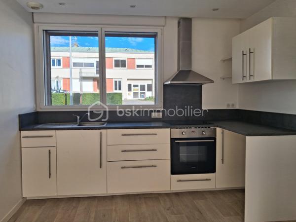 😎SAINT-LÔ CENTRE-VILLE – APPARTEMENT ENTIÈREMENT RÉNOVÉ AVEC TERRASSE ET GRANDE CAVE DE 50 m² !

BIEN RARE À LA VENTE – EMPLACEMENT PRIVILÉGIÉ À DEUX PAS DU LYCÉE LE VERRIER ET À 5 MINUTES À PIED DES COMMERCES !

🚨Vous recherchez un appartement rénové, idéalement situé en plein cœur de Saint-Lô, alliant confort, praticité et potentiel ? Ne passez pas à côté de cette belle opportunité !

Situé au rez-de-chaussée d'un immeuble en copropriété, à seulement 100 mètres du lycée Le Verrier et à 5 minutes à pied du centre-ville et de ses commerces, cet appartement de 58 m² entièrement refait à neuf séduira par sa situation exceptionnelle et ses nombreux atouts. 
Le système d'assainissement est au tout à l'égout. 
Les charges de co-propriété sont de environ 150 € mensuels. Pas de travaux à prévoir pour les futurs acquéreurs!!!
La taxe foncière est de 584 €

Dès l'entrée, vous découvrirez un agréable séjour-salon exposé plein sud, baigné de lumière et ouvert sur une cuisine aménagée et équipée, offrant un espace de vie convivial et fonctionnel.
Des placards sont intégrés dans divers espaces pour optimiser le rangement de vos vêtements et objets.
Un couloir dessert une chambre, une salle d'eau ainsi qu'un WC indépendant.
Pour profiter des beaux jours, une terrasse vous permettra de savourer votre café au soleil, un véritable privilège en plein centre-ville !

Les atouts qui font la différence :
➕Appartement entièrement rénové, prêt à vivre.
➕Exposition sud pour un espace de vie lumineux.
➕Terrasse agréable en cœur de ville.
➕DPE classé C, pour un logement peu énergivore.
➕Chauffage électrique individuel.
➕Grande cave privative de 50 m² en sous-sol, offrant un espace de stockage particulièrement appréciable.
➕Emplacement idéal, à proximité immédiate des établissements scolaires, des commerces et des commodités.

UN APPARTEMENT, DE MULTIPLES POSSIBILITÉS !
Parfaitement adapté à différents projets de vie et d'investissement, ce bien conviendra aussi bien :
✅ un investisseur recherchant un bien pour de la location.
✅ un étudiant souhaitant bénéficier d'un emplacement pratique.
✅un célibataire ou un jeune couple sans enfant.
✅un primo-accédant souhaitant devenir propriétaire.
✅des retraités privilégiant la proximité des commerces et une vie quotidienne facilitée.

Que vous recherchiez votre résidence principale ou un investissement locatif, cet appartement offre une combinaison particulièrement intéressante : rénovation récente, extérieur privatif, grande cave et emplacement central.

Une visite s'impose pour découvrir tout le potentiel de cet appartement. 
Contactez-moi sans tarder pour organiser votre visite !

💰Prix 120 750 € FAI à la charge du vendeur
☎️07.65.67.70.58
📧s.gorregues@bskimmobilier.com
Les informations sur les risques auxquels ce bien est exposé sont disponibles sur le site Géorisques : www.georisques.gouv.fr
EI Stéphane Gorréguès
Mandataire indépendant en immobilier
Réseau BSK Immobilier
Immatriculé au RSAC de Coutances n 929936029000
#stephanegorreguesimmobilier
#opportunité #bienimmobilier #saint-Lo
#stephanegorreguesbskimmobiliersaintloetenvirons