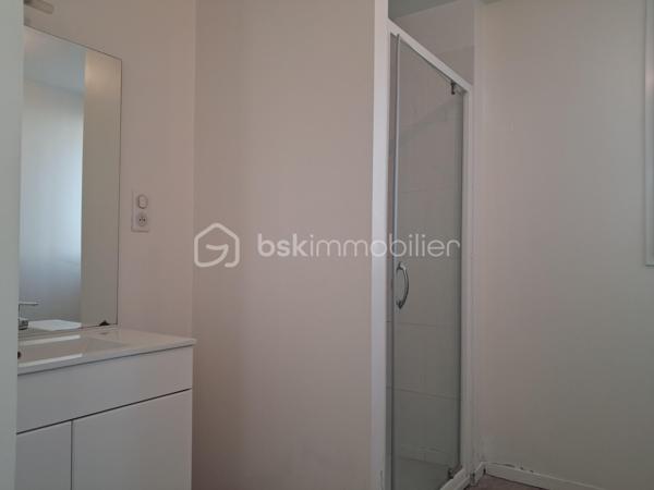 😎SAINT-LÔ CENTRE-VILLE – APPARTEMENT ENTIÈREMENT RÉNOVÉ AVEC TERRASSE ET GRANDE CAVE DE 50 m² !

BIEN RARE À LA VENTE – EMPLACEMENT PRIVILÉGIÉ À DEUX PAS DU LYCÉE LE VERRIER ET À 5 MINUTES À PIED DES COMMERCES !

🚨Vous recherchez un appartement rénové, idéalement situé en plein cœur de Saint-Lô, alliant confort, praticité et potentiel ? Ne passez pas à côté de cette belle opportunité !

Situé au rez-de-chaussée d'un immeuble en copropriété, à seulement 100 mètres du lycée Le Verrier et à 5 minutes à pied du centre-ville et de ses commerces, cet appartement de 58 m² entièrement refait à neuf séduira par sa situation exceptionnelle et ses nombreux atouts. 
Le système d'assainissement est au tout à l'égout. 
Les charges de co-propriété sont de environ 150 € mensuels. Pas de travaux à prévoir pour les futurs acquéreurs!!!
La taxe foncière est de 584 €

Dès l'entrée, vous découvrirez un agréable séjour-salon exposé plein sud, baigné de lumière et ouvert sur une cuisine aménagée et équipée, offrant un espace de vie convivial et fonctionnel.
Des placards sont intégrés dans divers espaces pour optimiser le rangement de vos vêtements et objets.
Un couloir dessert une chambre, une salle d'eau ainsi qu'un WC indépendant.
Pour profiter des beaux jours, une terrasse vous permettra de savourer votre café au soleil, un véritable privilège en plein centre-ville !

Les atouts qui font la différence :
➕Appartement entièrement rénové, prêt à vivre.
➕Exposition sud pour un espace de vie lumineux.
➕Terrasse agréable en cœur de ville.
➕DPE classé C, pour un logement peu énergivore.
➕Chauffage électrique individuel.
➕Grande cave privative de 50 m² en sous-sol, offrant un espace de stockage particulièrement appréciable.
➕Emplacement idéal, à proximité immédiate des établissements scolaires, des commerces et des commodités.

UN APPARTEMENT, DE MULTIPLES POSSIBILITÉS !
Parfaitement adapté à différents projets de vie et d'investissement, ce bien conviendra aussi bien :
✅ un investisseur recherchant un bien pour de la location.
✅ un étudiant souhaitant bénéficier d'un emplacement pratique.
✅un célibataire ou un jeune couple sans enfant.
✅un primo-accédant souhaitant devenir propriétaire.
✅des retraités privilégiant la proximité des commerces et une vie quotidienne facilitée.

Que vous recherchiez votre résidence principale ou un investissement locatif, cet appartement offre une combinaison particulièrement intéressante : rénovation récente, extérieur privatif, grande cave et emplacement central.

Une visite s'impose pour découvrir tout le potentiel de cet appartement. 
Contactez-moi sans tarder pour organiser votre visite !

💰Prix 120 750 € FAI à la charge du vendeur
☎️07.65.67.70.58
📧s.gorregues@bskimmobilier.com
Les informations sur les risques auxquels ce bien est exposé sont disponibles sur le site Géorisques : www.georisques.gouv.fr
EI Stéphane Gorréguès
Mandataire indépendant en immobilier
Réseau BSK Immobilier
Immatriculé au RSAC de Coutances n 929936029000
#stephanegorreguesimmobilier
#opportunité #bienimmobilier #saint-Lo
#stephanegorreguesbskimmobiliersaintloetenvirons