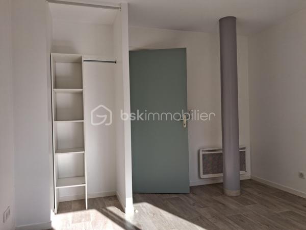 😎SAINT-LÔ CENTRE-VILLE – APPARTEMENT ENTIÈREMENT RÉNOVÉ AVEC TERRASSE ET GRANDE CAVE DE 50 m² !

BIEN RARE À LA VENTE – EMPLACEMENT PRIVILÉGIÉ À DEUX PAS DU LYCÉE LE VERRIER ET À 5 MINUTES À PIED DES COMMERCES !

🚨Vous recherchez un appartement rénové, idéalement situé en plein cœur de Saint-Lô, alliant confort, praticité et potentiel ? Ne passez pas à côté de cette belle opportunité !

Situé au rez-de-chaussée d'un immeuble en copropriété, à seulement 100 mètres du lycée Le Verrier et à 5 minutes à pied du centre-ville et de ses commerces, cet appartement de 58 m² entièrement refait à neuf séduira par sa situation exceptionnelle et ses nombreux atouts. 
Le système d'assainissement est au tout à l'égout. 
Les charges de co-propriété sont de environ 150 € mensuels. Pas de travaux à prévoir pour les futurs acquéreurs!!!
La taxe foncière est de 584 €

Dès l'entrée, vous découvrirez un agréable séjour-salon exposé plein sud, baigné de lumière et ouvert sur une cuisine aménagée et équipée, offrant un espace de vie convivial et fonctionnel.
Des placards sont intégrés dans divers espaces pour optimiser le rangement de vos vêtements et objets.
Un couloir dessert une chambre, une salle d'eau ainsi qu'un WC indépendant.
Pour profiter des beaux jours, une terrasse vous permettra de savourer votre café au soleil, un véritable privilège en plein centre-ville !

Les atouts qui font la différence :
➕Appartement entièrement rénové, prêt à vivre.
➕Exposition sud pour un espace de vie lumineux.
➕Terrasse agréable en cœur de ville.
➕DPE classé C, pour un logement peu énergivore.
➕Chauffage électrique individuel.
➕Grande cave privative de 50 m² en sous-sol, offrant un espace de stockage particulièrement appréciable.
➕Emplacement idéal, à proximité immédiate des établissements scolaires, des commerces et des commodités.

UN APPARTEMENT, DE MULTIPLES POSSIBILITÉS !
Parfaitement adapté à différents projets de vie et d'investissement, ce bien conviendra aussi bien :
✅ un investisseur recherchant un bien pour de la location.
✅ un étudiant souhaitant bénéficier d'un emplacement pratique.
✅un célibataire ou un jeune couple sans enfant.
✅un primo-accédant souhaitant devenir propriétaire.
✅des retraités privilégiant la proximité des commerces et une vie quotidienne facilitée.

Que vous recherchiez votre résidence principale ou un investissement locatif, cet appartement offre une combinaison particulièrement intéressante : rénovation récente, extérieur privatif, grande cave et emplacement central.

Une visite s'impose pour découvrir tout le potentiel de cet appartement. 
Contactez-moi sans tarder pour organiser votre visite !

💰Prix 120 750 € FAI à la charge du vendeur
☎️07.65.67.70.58
📧s.gorregues@bskimmobilier.com
Les informations sur les risques auxquels ce bien est exposé sont disponibles sur le site Géorisques : www.georisques.gouv.fr
EI Stéphane Gorréguès
Mandataire indépendant en immobilier
Réseau BSK Immobilier
Immatriculé au RSAC de Coutances n 929936029000
#stephanegorreguesimmobilier
#opportunité #bienimmobilier #saint-Lo
#stephanegorreguesbskimmobiliersaintloetenvirons