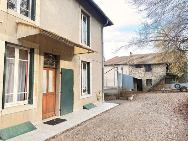 Maison de 115 m2, 3 ch, garage, dependance et terrain.