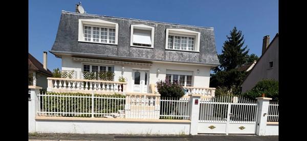 Maison mansard avec jardin paysager de près de 1000 m2 MONTGERON (91)