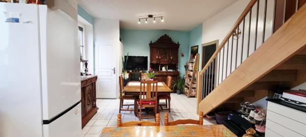 Maison rénovée avec jardin, 2 terrasses et garage.