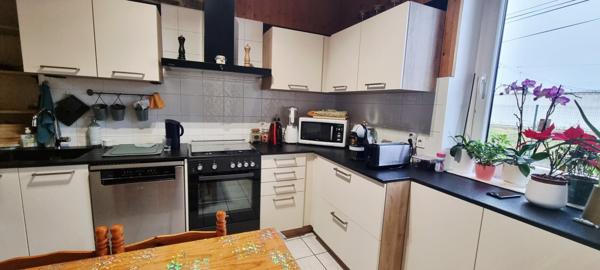 Maison rénovée avec jardin, 2 terrasses et garage.