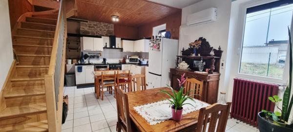 Maison rénovée avec jardin, 2 terrasses et garage.