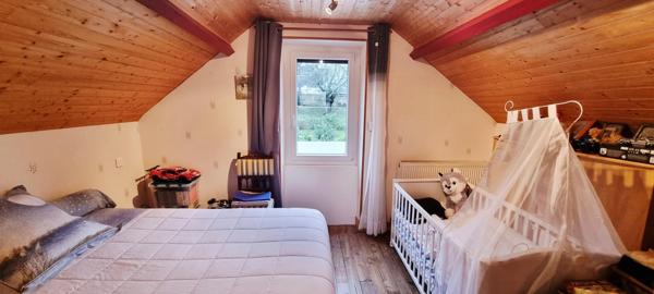 Maison rénovée avec jardin, 2 terrasses et garage.