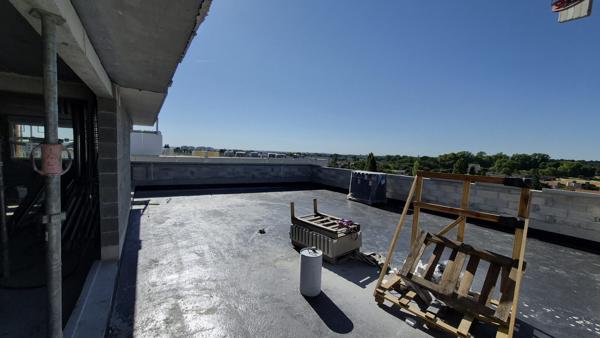 Entre Ciel et Verdure, l'Envolée d'un Duplex Suspendu