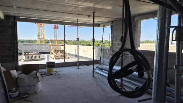 Entre Ciel et Verdure, l'Envolée d'un Duplex Suspendu