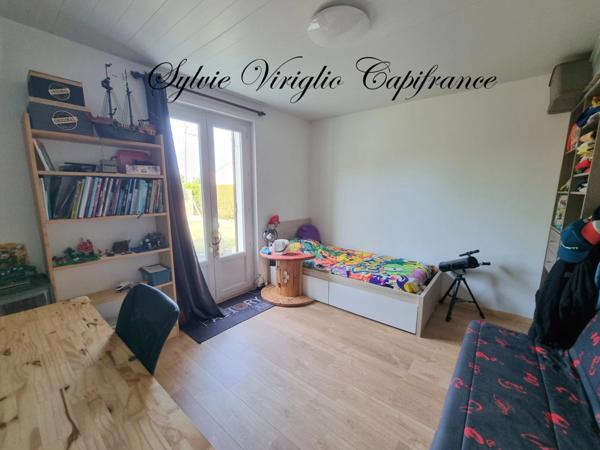 Maison sur 2 niveaux-5 pièces-3 chambres-SAINT PIERRE D'EYRAUD (24)-terrain de 2336 m²