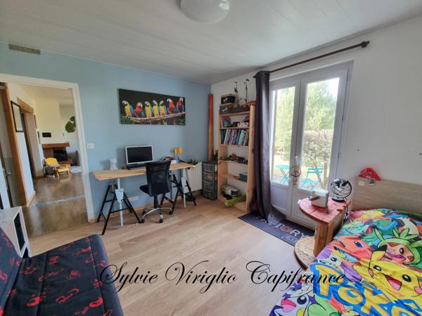 Maison sur 2 niveaux-5 pièces-3 chambres-SAINT PIERRE D'EYRAUD (24)-terrain de 2336 m²