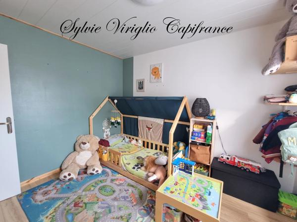 Maison sur 2 niveaux-5 pièces-3 chambres-SAINT PIERRE D'EYRAUD (24)-terrain de 2336 m²