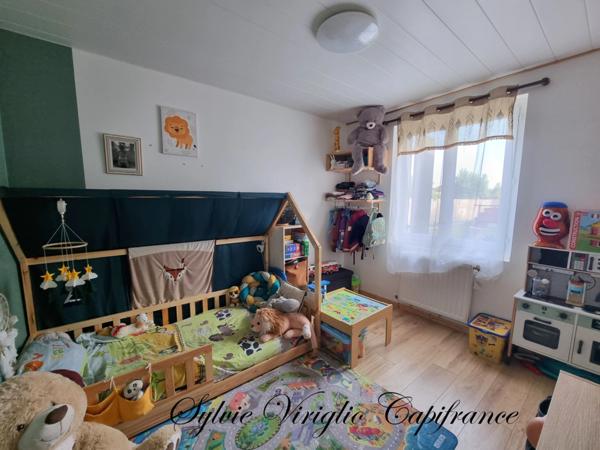 Maison sur 2 niveaux-5 pièces-3 chambres-SAINT PIERRE D'EYRAUD (24)-terrain de 2336 m²