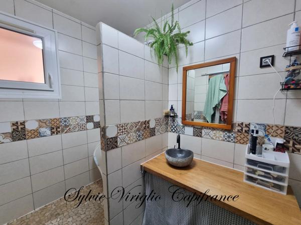 Maison sur 2 niveaux-5 pièces-3 chambres-SAINT PIERRE D'EYRAUD (24)-terrain de 2336 m²