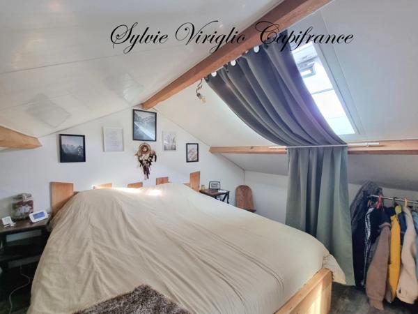 Maison sur 2 niveaux-5 pièces-3 chambres-SAINT PIERRE D'EYRAUD (24)-terrain de 2336 m²