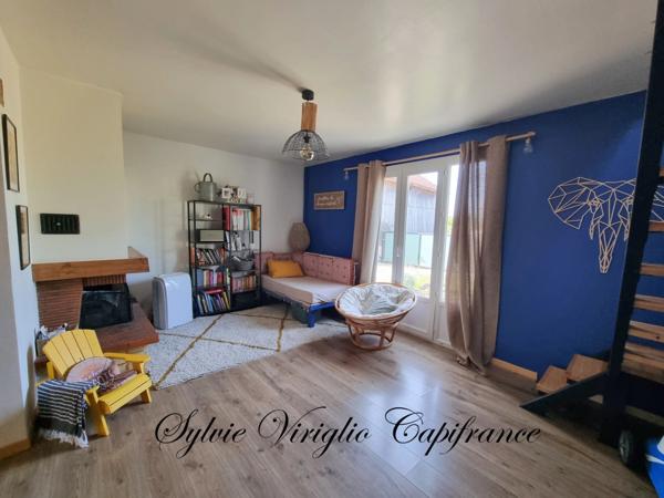 Maison sur 2 niveaux-5 pièces-3 chambres-SAINT PIERRE D'EYRAUD (24)-terrain de 2336 m²