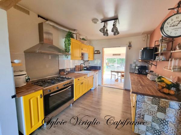 Maison sur 2 niveaux-5 pièces-3 chambres-SAINT PIERRE D'EYRAUD (24)-terrain de 2336 m²