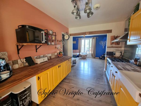 Maison sur 2 niveaux-5 pièces-3 chambres-SAINT PIERRE D'EYRAUD (24)-terrain de 2336 m²