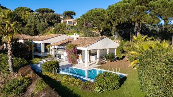 Villa avec vue mer et piscine sur les hauteurs de Gigaro