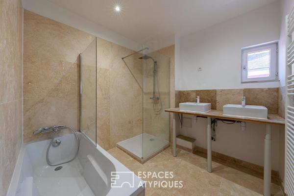 La maison à colombages avec dépendance