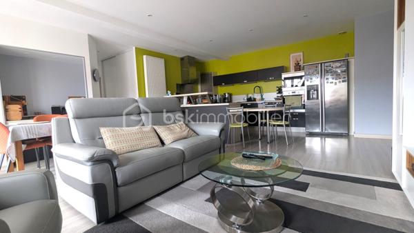 Jimmy GOUGAUD BSK Immo vous propose en exclusivité à la vente cet appartement de 103 m2 dans le centre ville de Feurs.
Il se situe à proximité de tous les commerces dans un espace privé à l'écart du bruit des rues.
L'appartement se situe au deuxième étage sans ascenseur d'un copropriété en bon état.
L'entrée du logement se fait au 1étage de la cage d'escalier et bénéficie d'une montée d'escalier privée très appréciée pour un espace d'accueil et de rangement.
L'appartement offre de beaux volumes et une belle luminosité.

Il se compose de la manière suivante:
Une vaste pièce de vie avec cuisine ouverte équipée, un couloir en direction de l'espace nuit qui desserre  trois chambres et une salle de bains.
De l'autre coté de la pièce de vie  discrètement cachés, un cellier, une buanderie et un WC.
L'espace de vie est climatisé, l'appartement se situe au dernier étage avec un balcon de 5 m2.
De plus de nombreux aménagements sur mesure ont été réalisés dans les chambres et le séjour.
Ce logement est complet puisqu'il est vendu avec une place de stationnement privée au pied de l'entrée de l'immeuble et une grande cave.
BIEN RARE!!!
A VISITER SANS TARDER!!!