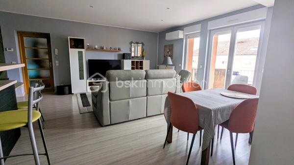 Jimmy GOUGAUD BSK Immo vous propose en exclusivité à la vente cet appartement de 103 m2 dans le centre ville de Feurs.
Il se situe à proximité de tous les commerces dans un espace privé à l'écart du bruit des rues.
L'appartement se situe au deuxième étage sans ascenseur d'un copropriété en bon état.
L'entrée du logement se fait au 1étage de la cage d'escalier et bénéficie d'une montée d'escalier privée très appréciée pour un espace d'accueil et de rangement.
L'appartement offre de beaux volumes et une belle luminosité.

Il se compose de la manière suivante:
Une vaste pièce de vie avec cuisine ouverte équipée, un couloir en direction de l'espace nuit qui desserre  trois chambres et une salle de bains.
De l'autre coté de la pièce de vie  discrètement cachés, un cellier, une buanderie et un WC.
L'espace de vie est climatisé, l'appartement se situe au dernier étage avec un balcon de 5 m2.
De plus de nombreux aménagements sur mesure ont été réalisés dans les chambres et le séjour.
Ce logement est complet puisqu'il est vendu avec une place de stationnement privée au pied de l'entrée de l'immeuble et une grande cave.
BIEN RARE!!!
A VISITER SANS TARDER!!!
