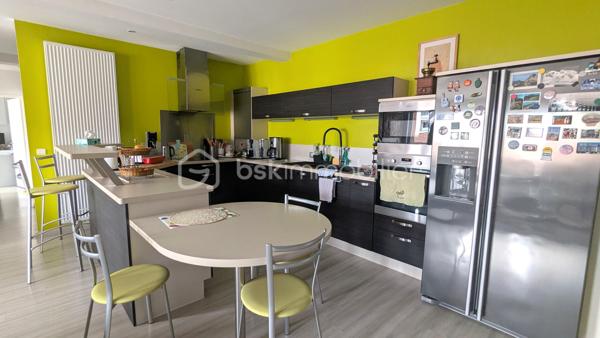 Jimmy GOUGAUD BSK Immo vous propose en exclusivité à la vente cet appartement de 103 m2 dans le centre ville de Feurs.
Il se situe à proximité de tous les commerces dans un espace privé à l'écart du bruit des rues.
L'appartement se situe au deuxième étage sans ascenseur d'un copropriété en bon état.
L'entrée du logement se fait au 1étage de la cage d'escalier et bénéficie d'une montée d'escalier privée très appréciée pour un espace d'accueil et de rangement.
L'appartement offre de beaux volumes et une belle luminosité.

Il se compose de la manière suivante:
Une vaste pièce de vie avec cuisine ouverte équipée, un couloir en direction de l'espace nuit qui desserre  trois chambres et une salle de bains.
De l'autre coté de la pièce de vie  discrètement cachés, un cellier, une buanderie et un WC.
L'espace de vie est climatisé, l'appartement se situe au dernier étage avec un balcon de 5 m2.
De plus de nombreux aménagements sur mesure ont été réalisés dans les chambres et le séjour.
Ce logement est complet puisqu'il est vendu avec une place de stationnement privée au pied de l'entrée de l'immeuble et une grande cave.
BIEN RARE!!!
A VISITER SANS TARDER!!!
