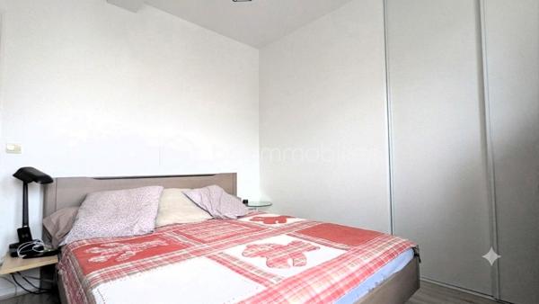 Jimmy GOUGAUD BSK Immo vous propose en exclusivité à la vente cet appartement de 103 m2 dans le centre ville de Feurs.
Il se situe à proximité de tous les commerces dans un espace privé à l'écart du bruit des rues.
L'appartement se situe au deuxième étage sans ascenseur d'un copropriété en bon état.
L'entrée du logement se fait au 1étage de la cage d'escalier et bénéficie d'une montée d'escalier privée très appréciée pour un espace d'accueil et de rangement.
L'appartement offre de beaux volumes et une belle luminosité.

Il se compose de la manière suivante:
Une vaste pièce de vie avec cuisine ouverte équipée, un couloir en direction de l'espace nuit qui desserre  trois chambres et une salle de bains.
De l'autre coté de la pièce de vie  discrètement cachés, un cellier, une buanderie et un WC.
L'espace de vie est climatisé, l'appartement se situe au dernier étage avec un balcon de 5 m2.
De plus de nombreux aménagements sur mesure ont été réalisés dans les chambres et le séjour.
Ce logement est complet puisqu'il est vendu avec une place de stationnement privée au pied de l'entrée de l'immeuble et une grande cave.
BIEN RARE!!!
A VISITER SANS TARDER!!!