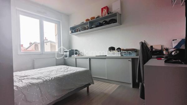 Jimmy GOUGAUD BSK Immo vous propose en exclusivité à la vente cet appartement de 103 m2 dans le centre ville de Feurs.
Il se situe à proximité de tous les commerces dans un espace privé à l'écart du bruit des rues.
L'appartement se situe au deuxième étage sans ascenseur d'un copropriété en bon état.
L'entrée du logement se fait au 1étage de la cage d'escalier et bénéficie d'une montée d'escalier privée très appréciée pour un espace d'accueil et de rangement.
L'appartement offre de beaux volumes et une belle luminosité.

Il se compose de la manière suivante:
Une vaste pièce de vie avec cuisine ouverte équipée, un couloir en direction de l'espace nuit qui desserre  trois chambres et une salle de bains.
De l'autre coté de la pièce de vie  discrètement cachés, un cellier, une buanderie et un WC.
L'espace de vie est climatisé, l'appartement se situe au dernier étage avec un balcon de 5 m2.
De plus de nombreux aménagements sur mesure ont été réalisés dans les chambres et le séjour.
Ce logement est complet puisqu'il est vendu avec une place de stationnement privée au pied de l'entrée de l'immeuble et une grande cave.
BIEN RARE!!!
A VISITER SANS TARDER!!!