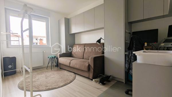 Jimmy GOUGAUD BSK Immo vous propose en exclusivité à la vente cet appartement de 103 m2 dans le centre ville de Feurs.
Il se situe à proximité de tous les commerces dans un espace privé à l'écart du bruit des rues.
L'appartement se situe au deuxième étage sans ascenseur d'un copropriété en bon état.
L'entrée du logement se fait au 1étage de la cage d'escalier et bénéficie d'une montée d'escalier privée très appréciée pour un espace d'accueil et de rangement.
L'appartement offre de beaux volumes et une belle luminosité.

Il se compose de la manière suivante:
Une vaste pièce de vie avec cuisine ouverte équipée, un couloir en direction de l'espace nuit qui desserre  trois chambres et une salle de bains.
De l'autre coté de la pièce de vie  discrètement cachés, un cellier, une buanderie et un WC.
L'espace de vie est climatisé, l'appartement se situe au dernier étage avec un balcon de 5 m2.
De plus de nombreux aménagements sur mesure ont été réalisés dans les chambres et le séjour.
Ce logement est complet puisqu'il est vendu avec une place de stationnement privée au pied de l'entrée de l'immeuble et une grande cave.
BIEN RARE!!!
A VISITER SANS TARDER!!!