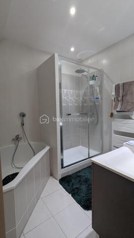 Jimmy GOUGAUD BSK Immo vous propose en exclusivité à la vente cet appartement de 103 m2 dans le centre ville de Feurs.
Il se situe à proximité de tous les commerces dans un espace privé à l'écart du bruit des rues.
L'appartement se situe au deuxième étage sans ascenseur d'un copropriété en bon état.
L'entrée du logement se fait au 1étage de la cage d'escalier et bénéficie d'une montée d'escalier privée très appréciée pour un espace d'accueil et de rangement.
L'appartement offre de beaux volumes et une belle luminosité.

Il se compose de la manière suivante:
Une vaste pièce de vie avec cuisine ouverte équipée, un couloir en direction de l'espace nuit qui desserre  trois chambres et une salle de bains.
De l'autre coté de la pièce de vie  discrètement cachés, un cellier, une buanderie et un WC.
L'espace de vie est climatisé, l'appartement se situe au dernier étage avec un balcon de 5 m2.
De plus de nombreux aménagements sur mesure ont été réalisés dans les chambres et le séjour.
Ce logement est complet puisqu'il est vendu avec une place de stationnement privée au pied de l'entrée de l'immeuble et une grande cave.
BIEN RARE!!!
A VISITER SANS TARDER!!!