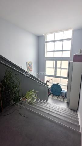 Jimmy GOUGAUD BSK Immo vous propose en exclusivité à la vente cet appartement de 103 m2 dans le centre ville de Feurs.
Il se situe à proximité de tous les commerces dans un espace privé à l'écart du bruit des rues.
L'appartement se situe au deuxième étage sans ascenseur d'un copropriété en bon état.
L'entrée du logement se fait au 1étage de la cage d'escalier et bénéficie d'une montée d'escalier privée très appréciée pour un espace d'accueil et de rangement.
L'appartement offre de beaux volumes et une belle luminosité.

Il se compose de la manière suivante:
Une vaste pièce de vie avec cuisine ouverte équipée, un couloir en direction de l'espace nuit qui desserre  trois chambres et une salle de bains.
De l'autre coté de la pièce de vie  discrètement cachés, un cellier, une buanderie et un WC.
L'espace de vie est climatisé, l'appartement se situe au dernier étage avec un balcon de 5 m2.
De plus de nombreux aménagements sur mesure ont été réalisés dans les chambres et le séjour.
Ce logement est complet puisqu'il est vendu avec une place de stationnement privée au pied de l'entrée de l'immeuble et une grande cave.
BIEN RARE!!!
A VISITER SANS TARDER!!!
