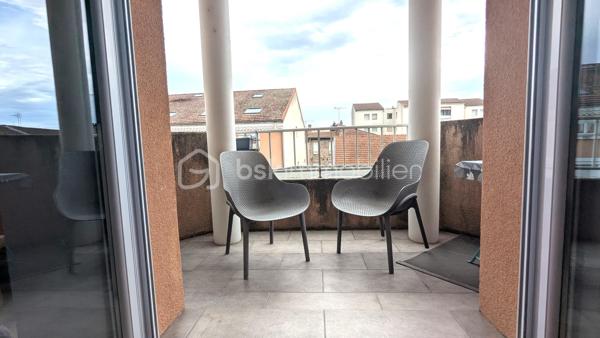 Jimmy GOUGAUD BSK Immo vous propose en exclusivité à la vente cet appartement de 103 m2 dans le centre ville de Feurs.
Il se situe à proximité de tous les commerces dans un espace privé à l'écart du bruit des rues.
L'appartement se situe au deuxième étage sans ascenseur d'un copropriété en bon état.
L'entrée du logement se fait au 1étage de la cage d'escalier et bénéficie d'une montée d'escalier privée très appréciée pour un espace d'accueil et de rangement.
L'appartement offre de beaux volumes et une belle luminosité.

Il se compose de la manière suivante:
Une vaste pièce de vie avec cuisine ouverte équipée, un couloir en direction de l'espace nuit qui desserre  trois chambres et une salle de bains.
De l'autre coté de la pièce de vie  discrètement cachés, un cellier, une buanderie et un WC.
L'espace de vie est climatisé, l'appartement se situe au dernier étage avec un balcon de 5 m2.
De plus de nombreux aménagements sur mesure ont été réalisés dans les chambres et le séjour.
Ce logement est complet puisqu'il est vendu avec une place de stationnement privée au pied de l'entrée de l'immeuble et une grande cave.
BIEN RARE!!!
A VISITER SANS TARDER!!!