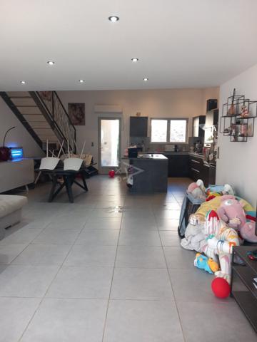 MAISON DE VILLAGE AVEC GARAGE, COUR, TERRASSE ET JACUZZI