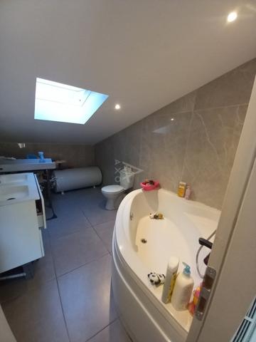 MAISON DE VILLAGE AVEC GARAGE, COUR, TERRASSE ET JACUZZI