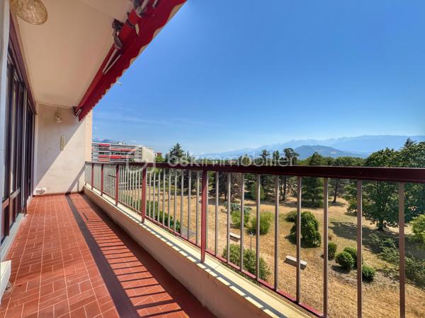 Au sein de la copropriété de standing Le Saint André à ÉCHIROLLES, cet appartement de 107,69 m² occupe le 4ᵉ étage sur 7. Traversant est / ouest, il offre une double orientation et des vues dégagées sur les massifs, du lever au coucher du soleil.

Une vaste entrée de 10,30 m² dessert un remarquable espace de vie de près de 36 m², organisé en double séjour avec sa salle à manger. Ouvert sur un balcon de 8,50 m², il domine le grand parc arboré de la copropriété, avec la chaîne de Belledonne en toile de fond : une vue dégagée et apaisante, sans aucun vis-à-vis. La cuisine, indépendante et de belles dimensions (près de 11 m²), se prolonge quant à elle par une loggia côté Vercors.

L'espace nuit se compose de trois chambres, toutes dotées d'une vue : deux ouvrent sur le massif du Vercors, la troisième sur le parc et la chaîne de Belledonne. La chambre principale est équipée son coin d'eau privatif et de son dressing. Une salle d'eau récente, un WC séparé, un second dressing et un dégagement de 7,60 m² entièrement équipé de placards complètent une distribution particulièrement fonctionnelle : les rangements ne manquent pas.

L'appartement a fait l'objet d'une rénovation complète : électricité entièrement refaite à neuf, peintures reprises dans l'ensemble des pièces, double vitrage récent de haute qualité, salle d'eau récente et climatisation dans la pièce de vie comme dans les chambres. Un logement prêt à vivre, sans aucun travaux à prévoir.

Une cave en sous-sol complète le bien. 
Deux places de parking sont par ailleurs proposées en sus, au prix de 7 000 € chacune.