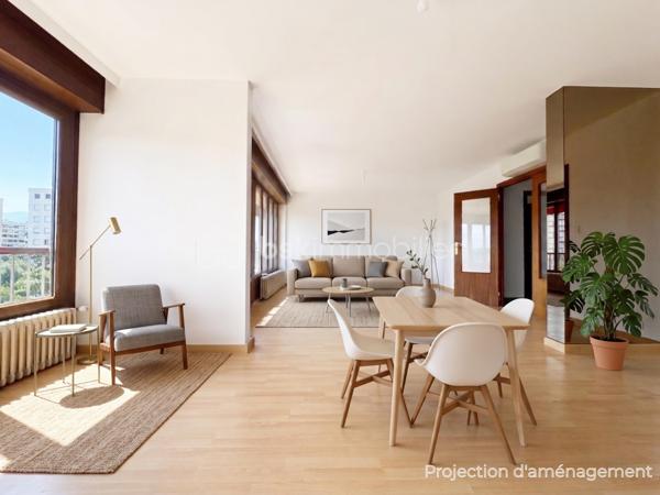 Au sein de la copropriété de standing Le Saint André à ÉCHIROLLES, cet appartement de 107,69 m² occupe le 4ᵉ étage sur 7. Traversant est / ouest, il offre une double orientation et des vues dégagées sur les massifs, du lever au coucher du soleil.

Une vaste entrée de 10,30 m² dessert un remarquable espace de vie de près de 36 m², organisé en double séjour avec sa salle à manger. Ouvert sur un balcon de 8,50 m², il domine le grand parc arboré de la copropriété, avec la chaîne de Belledonne en toile de fond : une vue dégagée et apaisante, sans aucun vis-à-vis. La cuisine, indépendante et de belles dimensions (près de 11 m²), se prolonge quant à elle par une loggia côté Vercors.

L'espace nuit se compose de trois chambres, toutes dotées d'une vue : deux ouvrent sur le massif du Vercors, la troisième sur le parc et la chaîne de Belledonne. La chambre principale est équipée son coin d'eau privatif et de son dressing. Une salle d'eau récente, un WC séparé, un second dressing et un dégagement de 7,60 m² entièrement équipé de placards complètent une distribution particulièrement fonctionnelle : les rangements ne manquent pas.

L'appartement a fait l'objet d'une rénovation complète : électricité entièrement refaite à neuf, peintures reprises dans l'ensemble des pièces, double vitrage récent de haute qualité, salle d'eau récente et climatisation dans la pièce de vie comme dans les chambres. Un logement prêt à vivre, sans aucun travaux à prévoir.

Une cave en sous-sol complète le bien. 
Deux places de parking sont par ailleurs proposées en sus, au prix de 7 000 € chacune.