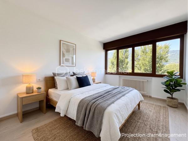 Au sein de la copropriété de standing Le Saint André à ÉCHIROLLES, cet appartement de 107,69 m² occupe le 4ᵉ étage sur 7. Traversant est / ouest, il offre une double orientation et des vues dégagées sur les massifs, du lever au coucher du soleil.

Une vaste entrée de 10,30 m² dessert un remarquable espace de vie de près de 36 m², organisé en double séjour avec sa salle à manger. Ouvert sur un balcon de 8,50 m², il domine le grand parc arboré de la copropriété, avec la chaîne de Belledonne en toile de fond : une vue dégagée et apaisante, sans aucun vis-à-vis. La cuisine, indépendante et de belles dimensions (près de 11 m²), se prolonge quant à elle par une loggia côté Vercors.

L'espace nuit se compose de trois chambres, toutes dotées d'une vue : deux ouvrent sur le massif du Vercors, la troisième sur le parc et la chaîne de Belledonne. La chambre principale est équipée son coin d'eau privatif et de son dressing. Une salle d'eau récente, un WC séparé, un second dressing et un dégagement de 7,60 m² entièrement équipé de placards complètent une distribution particulièrement fonctionnelle : les rangements ne manquent pas.

L'appartement a fait l'objet d'une rénovation complète : électricité entièrement refaite à neuf, peintures reprises dans l'ensemble des pièces, double vitrage récent de haute qualité, salle d'eau récente et climatisation dans la pièce de vie comme dans les chambres. Un logement prêt à vivre, sans aucun travaux à prévoir.

Une cave en sous-sol complète le bien. 
Deux places de parking sont par ailleurs proposées en sus, au prix de 7 000 € chacune.