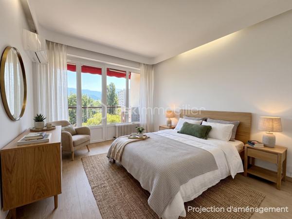 Au sein de la copropriété de standing Le Saint André à ÉCHIROLLES, cet appartement de 107,69 m² occupe le 4ᵉ étage sur 7. Traversant est / ouest, il offre une double orientation et des vues dégagées sur les massifs, du lever au coucher du soleil.

Une vaste entrée de 10,30 m² dessert un remarquable espace de vie de près de 36 m², organisé en double séjour avec sa salle à manger. Ouvert sur un balcon de 8,50 m², il domine le grand parc arboré de la copropriété, avec la chaîne de Belledonne en toile de fond : une vue dégagée et apaisante, sans aucun vis-à-vis. La cuisine, indépendante et de belles dimensions (près de 11 m²), se prolonge quant à elle par une loggia côté Vercors.

L'espace nuit se compose de trois chambres, toutes dotées d'une vue : deux ouvrent sur le massif du Vercors, la troisième sur le parc et la chaîne de Belledonne. La chambre principale est équipée son coin d'eau privatif et de son dressing. Une salle d'eau récente, un WC séparé, un second dressing et un dégagement de 7,60 m² entièrement équipé de placards complètent une distribution particulièrement fonctionnelle : les rangements ne manquent pas.

L'appartement a fait l'objet d'une rénovation complète : électricité entièrement refaite à neuf, peintures reprises dans l'ensemble des pièces, double vitrage récent de haute qualité, salle d'eau récente et climatisation dans la pièce de vie comme dans les chambres. Un logement prêt à vivre, sans aucun travaux à prévoir.

Une cave en sous-sol complète le bien. 
Deux places de parking sont par ailleurs proposées en sus, au prix de 7 000 € chacune.