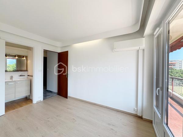 Au sein de la copropriété de standing Le Saint André à ÉCHIROLLES, cet appartement de 107,69 m² occupe le 4ᵉ étage sur 7. Traversant est / ouest, il offre une double orientation et des vues dégagées sur les massifs, du lever au coucher du soleil.

Une vaste entrée de 10,30 m² dessert un remarquable espace de vie de près de 36 m², organisé en double séjour avec sa salle à manger. Ouvert sur un balcon de 8,50 m², il domine le grand parc arboré de la copropriété, avec la chaîne de Belledonne en toile de fond : une vue dégagée et apaisante, sans aucun vis-à-vis. La cuisine, indépendante et de belles dimensions (près de 11 m²), se prolonge quant à elle par une loggia côté Vercors.

L'espace nuit se compose de trois chambres, toutes dotées d'une vue : deux ouvrent sur le massif du Vercors, la troisième sur le parc et la chaîne de Belledonne. La chambre principale est équipée son coin d'eau privatif et de son dressing. Une salle d'eau récente, un WC séparé, un second dressing et un dégagement de 7,60 m² entièrement équipé de placards complètent une distribution particulièrement fonctionnelle : les rangements ne manquent pas.

L'appartement a fait l'objet d'une rénovation complète : électricité entièrement refaite à neuf, peintures reprises dans l'ensemble des pièces, double vitrage récent de haute qualité, salle d'eau récente et climatisation dans la pièce de vie comme dans les chambres. Un logement prêt à vivre, sans aucun travaux à prévoir.

Une cave en sous-sol complète le bien. 
Deux places de parking sont par ailleurs proposées en sus, au prix de 7 000 € chacune.