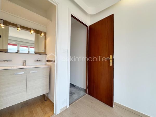Au sein de la copropriété de standing Le Saint André à ÉCHIROLLES, cet appartement de 107,69 m² occupe le 4ᵉ étage sur 7. Traversant est / ouest, il offre une double orientation et des vues dégagées sur les massifs, du lever au coucher du soleil.

Une vaste entrée de 10,30 m² dessert un remarquable espace de vie de près de 36 m², organisé en double séjour avec sa salle à manger. Ouvert sur un balcon de 8,50 m², il domine le grand parc arboré de la copropriété, avec la chaîne de Belledonne en toile de fond : une vue dégagée et apaisante, sans aucun vis-à-vis. La cuisine, indépendante et de belles dimensions (près de 11 m²), se prolonge quant à elle par une loggia côté Vercors.

L'espace nuit se compose de trois chambres, toutes dotées d'une vue : deux ouvrent sur le massif du Vercors, la troisième sur le parc et la chaîne de Belledonne. La chambre principale est équipée son coin d'eau privatif et de son dressing. Une salle d'eau récente, un WC séparé, un second dressing et un dégagement de 7,60 m² entièrement équipé de placards complètent une distribution particulièrement fonctionnelle : les rangements ne manquent pas.

L'appartement a fait l'objet d'une rénovation complète : électricité entièrement refaite à neuf, peintures reprises dans l'ensemble des pièces, double vitrage récent de haute qualité, salle d'eau récente et climatisation dans la pièce de vie comme dans les chambres. Un logement prêt à vivre, sans aucun travaux à prévoir.

Une cave en sous-sol complète le bien. 
Deux places de parking sont par ailleurs proposées en sus, au prix de 7 000 € chacune.
