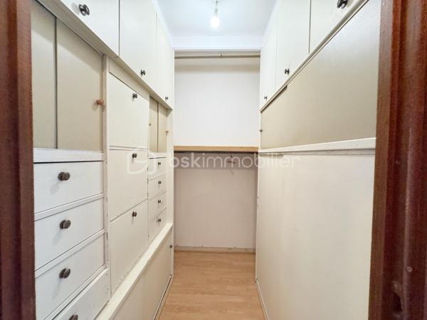 Au sein de la copropriété de standing Le Saint André à ÉCHIROLLES, cet appartement de 107,69 m² occupe le 4ᵉ étage sur 7. Traversant est / ouest, il offre une double orientation et des vues dégagées sur les massifs, du lever au coucher du soleil.

Une vaste entrée de 10,30 m² dessert un remarquable espace de vie de près de 36 m², organisé en double séjour avec sa salle à manger. Ouvert sur un balcon de 8,50 m², il domine le grand parc arboré de la copropriété, avec la chaîne de Belledonne en toile de fond : une vue dégagée et apaisante, sans aucun vis-à-vis. La cuisine, indépendante et de belles dimensions (près de 11 m²), se prolonge quant à elle par une loggia côté Vercors.

L'espace nuit se compose de trois chambres, toutes dotées d'une vue : deux ouvrent sur le massif du Vercors, la troisième sur le parc et la chaîne de Belledonne. La chambre principale est équipée son coin d'eau privatif et de son dressing. Une salle d'eau récente, un WC séparé, un second dressing et un dégagement de 7,60 m² entièrement équipé de placards complètent une distribution particulièrement fonctionnelle : les rangements ne manquent pas.

L'appartement a fait l'objet d'une rénovation complète : électricité entièrement refaite à neuf, peintures reprises dans l'ensemble des pièces, double vitrage récent de haute qualité, salle d'eau récente et climatisation dans la pièce de vie comme dans les chambres. Un logement prêt à vivre, sans aucun travaux à prévoir.

Une cave en sous-sol complète le bien. 
Deux places de parking sont par ailleurs proposées en sus, au prix de 7 000 € chacune.