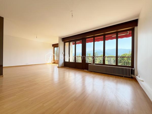 Au sein de la copropriété de standing Le Saint André à ÉCHIROLLES, cet appartement de 107,69 m² occupe le 4ᵉ étage sur 7. Traversant est / ouest, il offre une double orientation et des vues dégagées sur les massifs, du lever au coucher du soleil.

Une vaste entrée de 10,30 m² dessert un remarquable espace de vie de près de 36 m², organisé en double séjour avec sa salle à manger. Ouvert sur un balcon de 8,50 m², il domine le grand parc arboré de la copropriété, avec la chaîne de Belledonne en toile de fond : une vue dégagée et apaisante, sans aucun vis-à-vis. La cuisine, indépendante et de belles dimensions (près de 11 m²), se prolonge quant à elle par une loggia côté Vercors.

L'espace nuit se compose de trois chambres, toutes dotées d'une vue : deux ouvrent sur le massif du Vercors, la troisième sur le parc et la chaîne de Belledonne. La chambre principale est équipée son coin d'eau privatif et de son dressing. Une salle d'eau récente, un WC séparé, un second dressing et un dégagement de 7,60 m² entièrement équipé de placards complètent une distribution particulièrement fonctionnelle : les rangements ne manquent pas.

L'appartement a fait l'objet d'une rénovation complète : électricité entièrement refaite à neuf, peintures reprises dans l'ensemble des pièces, double vitrage récent de haute qualité, salle d'eau récente et climatisation dans la pièce de vie comme dans les chambres. Un logement prêt à vivre, sans aucun travaux à prévoir.

Une cave en sous-sol complète le bien. 
Deux places de parking sont par ailleurs proposées en sus, au prix de 7 000 € chacune.