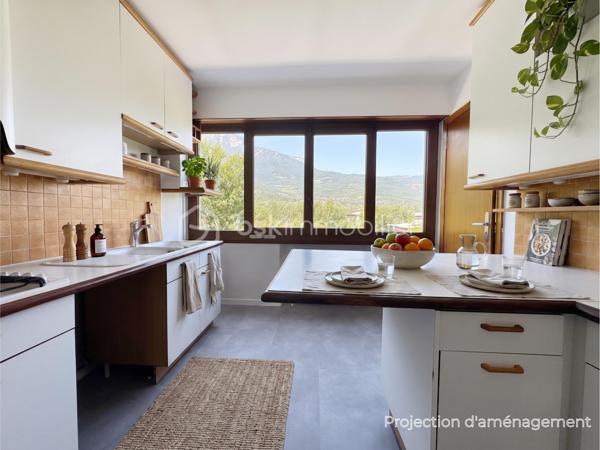 Au sein de la copropriété de standing Le Saint André à ÉCHIROLLES, cet appartement de 107,69 m² occupe le 4ᵉ étage sur 7. Traversant est / ouest, il offre une double orientation et des vues dégagées sur les massifs, du lever au coucher du soleil.

Une vaste entrée de 10,30 m² dessert un remarquable espace de vie de près de 36 m², organisé en double séjour avec sa salle à manger. Ouvert sur un balcon de 8,50 m², il domine le grand parc arboré de la copropriété, avec la chaîne de Belledonne en toile de fond : une vue dégagée et apaisante, sans aucun vis-à-vis. La cuisine, indépendante et de belles dimensions (près de 11 m²), se prolonge quant à elle par une loggia côté Vercors.

L'espace nuit se compose de trois chambres, toutes dotées d'une vue : deux ouvrent sur le massif du Vercors, la troisième sur le parc et la chaîne de Belledonne. La chambre principale est équipée son coin d'eau privatif et de son dressing. Une salle d'eau récente, un WC séparé, un second dressing et un dégagement de 7,60 m² entièrement équipé de placards complètent une distribution particulièrement fonctionnelle : les rangements ne manquent pas.

L'appartement a fait l'objet d'une rénovation complète : électricité entièrement refaite à neuf, peintures reprises dans l'ensemble des pièces, double vitrage récent de haute qualité, salle d'eau récente et climatisation dans la pièce de vie comme dans les chambres. Un logement prêt à vivre, sans aucun travaux à prévoir.

Une cave en sous-sol complète le bien. 
Deux places de parking sont par ailleurs proposées en sus, au prix de 7 000 € chacune.