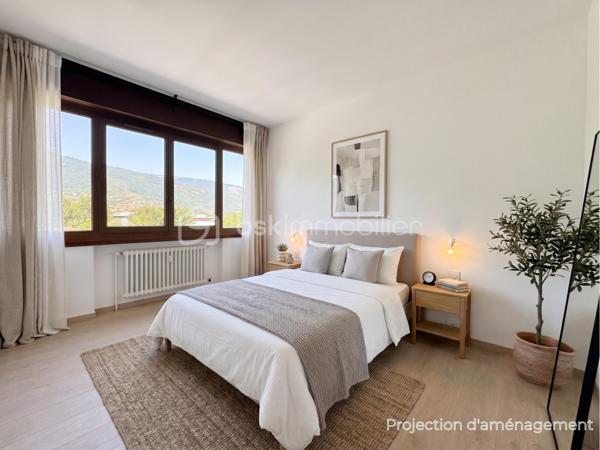 Au sein de la copropriété de standing Le Saint André à ÉCHIROLLES, cet appartement de 107,69 m² occupe le 4ᵉ étage sur 7. Traversant est / ouest, il offre une double orientation et des vues dégagées sur les massifs, du lever au coucher du soleil.

Une vaste entrée de 10,30 m² dessert un remarquable espace de vie de près de 36 m², organisé en double séjour avec sa salle à manger. Ouvert sur un balcon de 8,50 m², il domine le grand parc arboré de la copropriété, avec la chaîne de Belledonne en toile de fond : une vue dégagée et apaisante, sans aucun vis-à-vis. La cuisine, indépendante et de belles dimensions (près de 11 m²), se prolonge quant à elle par une loggia côté Vercors.

L'espace nuit se compose de trois chambres, toutes dotées d'une vue : deux ouvrent sur le massif du Vercors, la troisième sur le parc et la chaîne de Belledonne. La chambre principale est équipée son coin d'eau privatif et de son dressing. Une salle d'eau récente, un WC séparé, un second dressing et un dégagement de 7,60 m² entièrement équipé de placards complètent une distribution particulièrement fonctionnelle : les rangements ne manquent pas.

L'appartement a fait l'objet d'une rénovation complète : électricité entièrement refaite à neuf, peintures reprises dans l'ensemble des pièces, double vitrage récent de haute qualité, salle d'eau récente et climatisation dans la pièce de vie comme dans les chambres. Un logement prêt à vivre, sans aucun travaux à prévoir.

Une cave en sous-sol complète le bien. 
Deux places de parking sont par ailleurs proposées en sus, au prix de 7 000 € chacune.