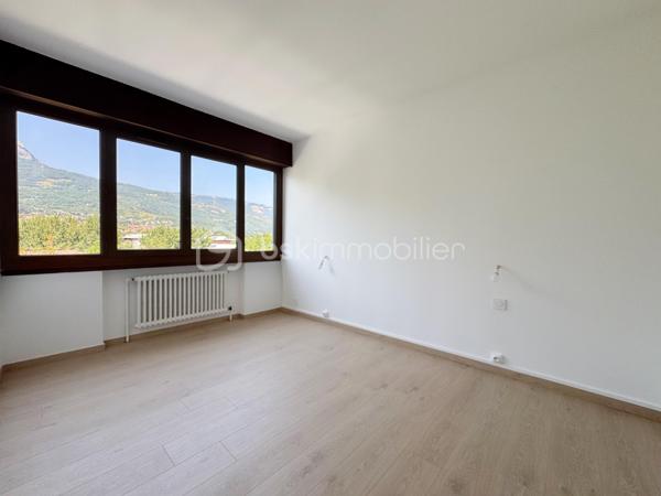 Au sein de la copropriété de standing Le Saint André à ÉCHIROLLES, cet appartement de 107,69 m² occupe le 4ᵉ étage sur 7. Traversant est / ouest, il offre une double orientation et des vues dégagées sur les massifs, du lever au coucher du soleil.

Une vaste entrée de 10,30 m² dessert un remarquable espace de vie de près de 36 m², organisé en double séjour avec sa salle à manger. Ouvert sur un balcon de 8,50 m², il domine le grand parc arboré de la copropriété, avec la chaîne de Belledonne en toile de fond : une vue dégagée et apaisante, sans aucun vis-à-vis. La cuisine, indépendante et de belles dimensions (près de 11 m²), se prolonge quant à elle par une loggia côté Vercors.

L'espace nuit se compose de trois chambres, toutes dotées d'une vue : deux ouvrent sur le massif du Vercors, la troisième sur le parc et la chaîne de Belledonne. La chambre principale est équipée son coin d'eau privatif et de son dressing. Une salle d'eau récente, un WC séparé, un second dressing et un dégagement de 7,60 m² entièrement équipé de placards complètent une distribution particulièrement fonctionnelle : les rangements ne manquent pas.

L'appartement a fait l'objet d'une rénovation complète : électricité entièrement refaite à neuf, peintures reprises dans l'ensemble des pièces, double vitrage récent de haute qualité, salle d'eau récente et climatisation dans la pièce de vie comme dans les chambres. Un logement prêt à vivre, sans aucun travaux à prévoir.

Une cave en sous-sol complète le bien. 
Deux places de parking sont par ailleurs proposées en sus, au prix de 7 000 € chacune.