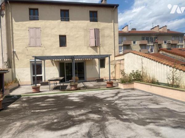 maison en triplex avec environ 320m²+ TERRASSE ET DEPOT