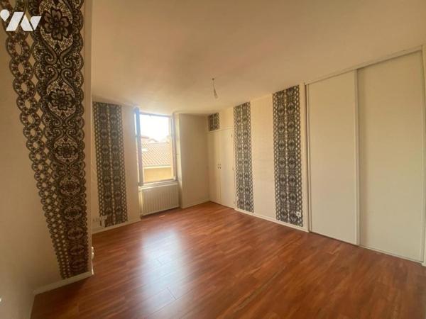 maison en triplex avec environ 320m²+ TERRASSE ET DEPOT