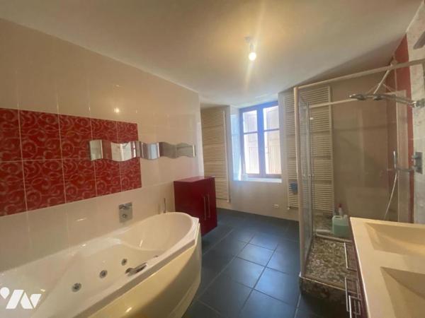 maison en triplex avec environ 320m²+ TERRASSE ET DEPOT