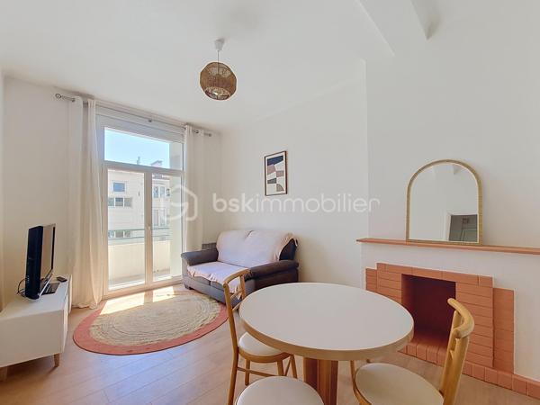 Situé au 3ᵉ étage sur 4 avec ascenseur, au cœur du quartier du Pont du Las à Toulon Ouest, cet appartement entièrement rénové séduira par son confort, sa luminosité et sa qualité de rénovation.

Entièrement rénové avec des matériaux de qualité, il est vendu entièrement meublé et prêt à vivre.

Il se compose d’une entrée, d’une cuisine moderne ouverte sur une belle pièce de vie lumineuse, ainsi que d’une grande chambre offrant un espace confortable.

Vous disposerez également d’une salle d’eau avec WC.

L’appartement bénéficie de deux balcons, au calme et idéalement exposés, permettant de profiter pleinement de l’extérieur et de la lumière naturelle.

Côté confort, le bien est équipé de fenêtres en double vitrage.

Sa situation est un véritable atout : écoles, commerces, transports et services du quotidien sont accessibles à pied, offrant un cadre de vie pratique et agréable.