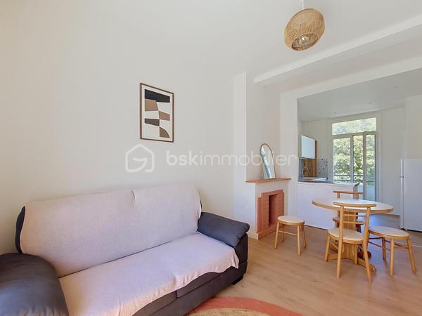 Situé au 3ᵉ étage sur 4 avec ascenseur, au cœur du quartier du Pont du Las à Toulon Ouest, cet appartement entièrement rénové séduira par son confort, sa luminosité et sa qualité de rénovation.

Entièrement rénové avec des matériaux de qualité, il est vendu entièrement meublé et prêt à vivre.

Il se compose d’une entrée, d’une cuisine moderne ouverte sur une belle pièce de vie lumineuse, ainsi que d’une grande chambre offrant un espace confortable.

Vous disposerez également d’une salle d’eau avec WC.

L’appartement bénéficie de deux balcons, au calme et idéalement exposés, permettant de profiter pleinement de l’extérieur et de la lumière naturelle.

Côté confort, le bien est équipé de fenêtres en double vitrage.

Sa situation est un véritable atout : écoles, commerces, transports et services du quotidien sont accessibles à pied, offrant un cadre de vie pratique et agréable.